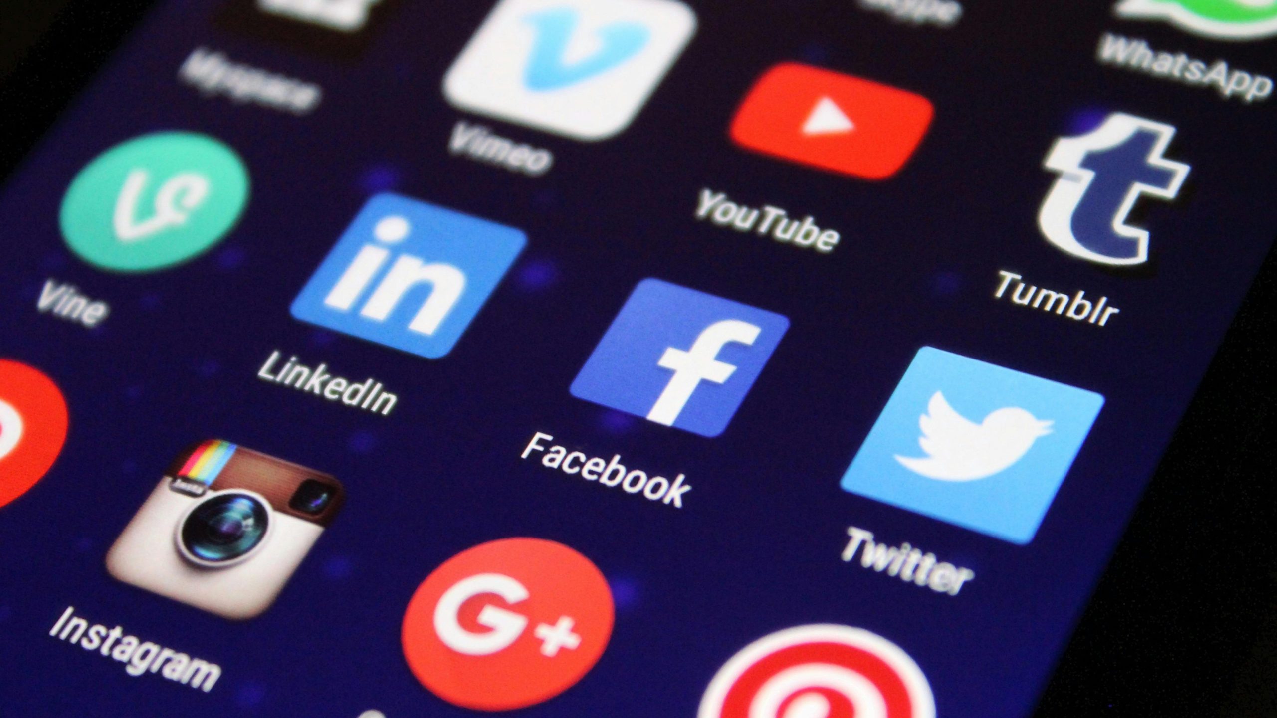 las redes sociales conectan con los clientes y permite el crecimiento empresarial